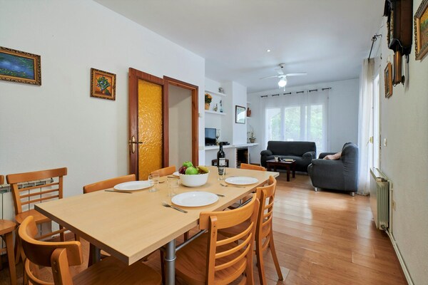 Foto van Villa in Costa Brava met Privézwembad - Vakantiehuis in Lloret de Mar - DiningRoom