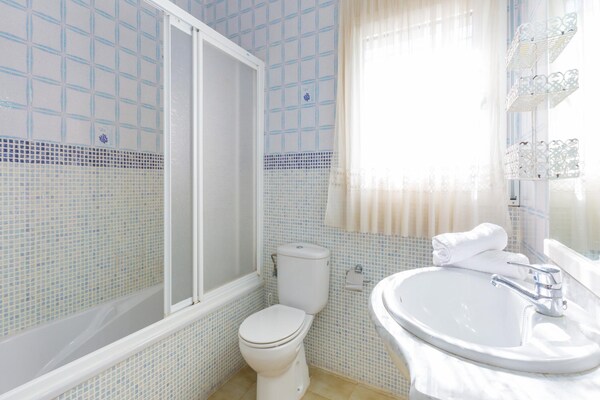 Foto van Villa in Lloret de Mar met Zwembad & Uitzicht - Vakantiehuis in Lloret de Mar - BathRoom