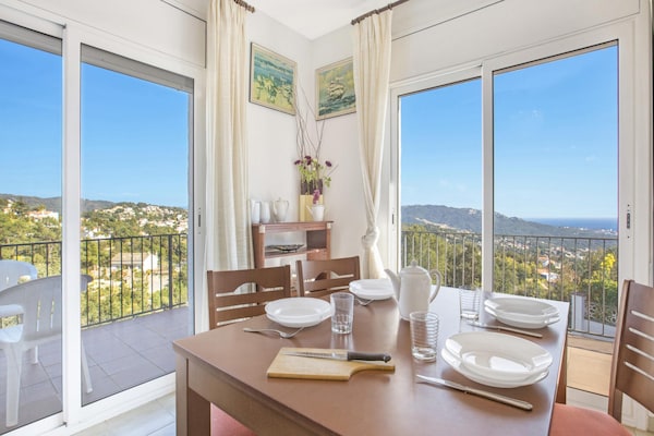 Foto van Villa in Lloret de Mar met Zwembad & Uitzicht - Vakantiehuis in Lloret de Mar - DiningRoom