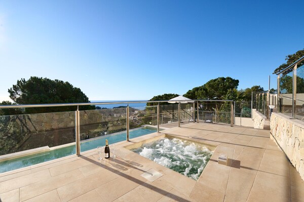 Foto van Prachtige villa met terras vlakbij het strand - Vakantiehuis in Lloret de Mar - ViewSummer