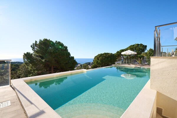 Foto van Prachtige villa met terras vlakbij het strand - Vakantiehuis in Lloret de Mar - PoolOfHouse