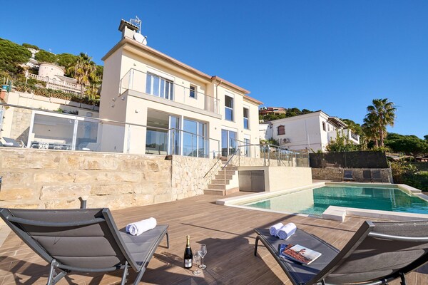 Foto van Prachtige villa met terras vlakbij het strand - Vakantiehuis in Lloret de Mar - ExteriorSummer