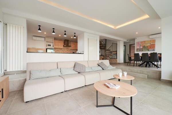 Foto van Prachtige villa met terras vlakbij het strand - Vakantiehuis in Lloret de Mar - LivingRoom