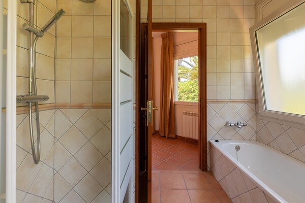 Foto van Luxe villa in Vilacolum met privézwembad - Vakantiehuis in Vilacolum - BathRoom