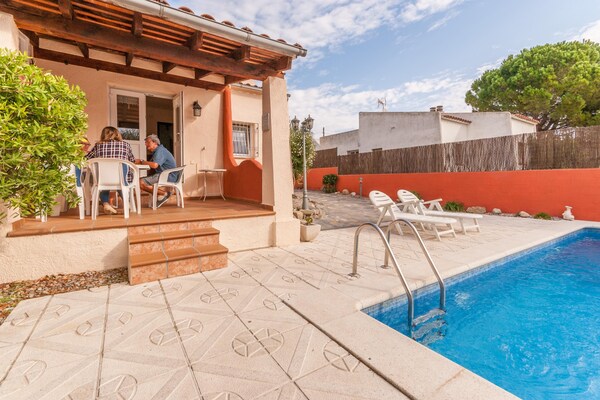 Foto van Vakantiehuis Castelló bij Empuriabrava - Vakantiehuis in Castello de Empuries - ExteriorSummer