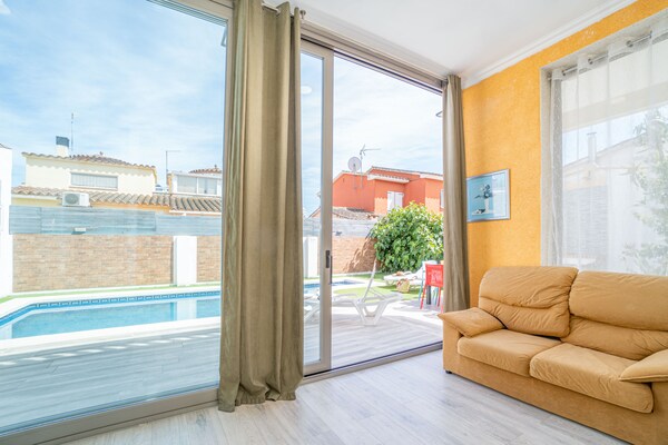 Foto van Villa in Empuriabrava met privézwembad - Vakantiehuis in Empuriabrava - Outdoor
