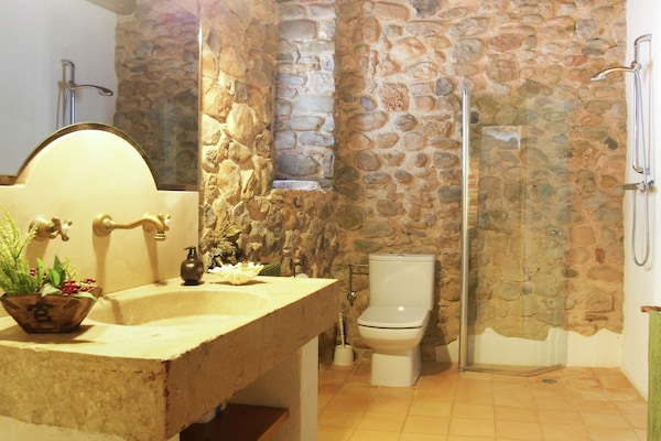 Foto van Ruim huis in Navata - Vakantiehuis in Navata - BathRoom