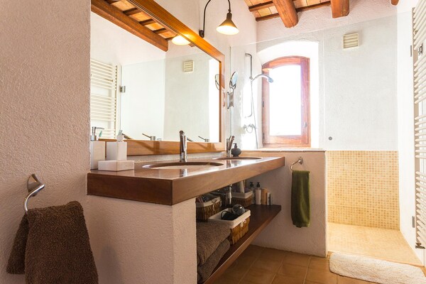 Foto van Ruim huis in Navata - Vakantiehuis in Navata - BathRoom