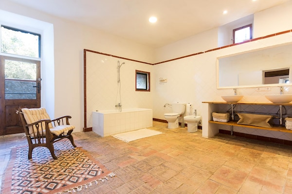 Foto van Ruim huis in Navata - Vakantiehuis in Navata - BathRoom