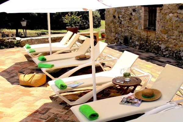 Foto van Ruim huis in Navata - Vakantiehuis in Navata - GardenSummer