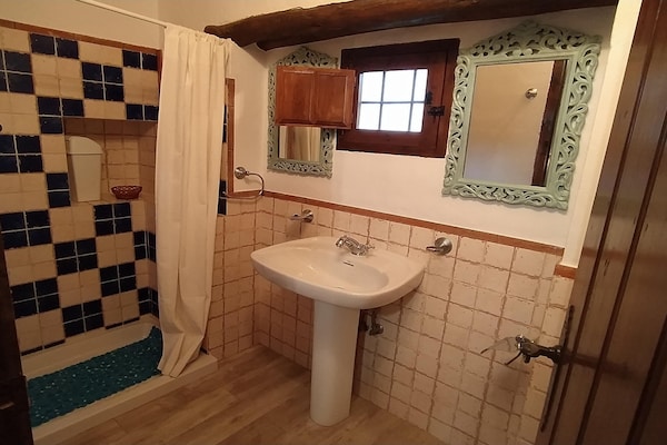 Foto van Boerderij bij Iznajar Meer - Vakantiehuis in Fuentes de Cesna - BathRoom