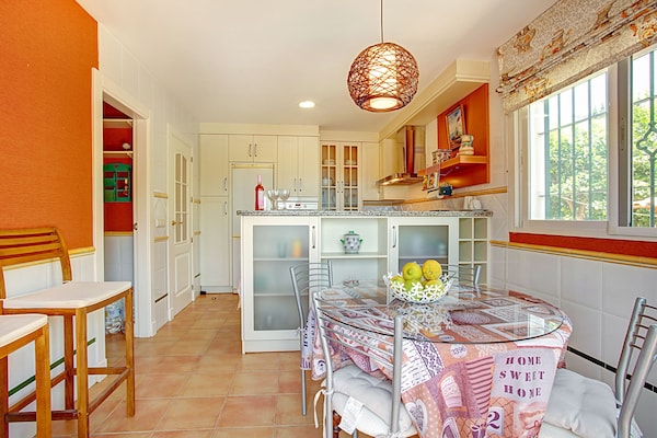 Foto van Villa in Salobrena bij Tropisch Zwembad & Strand - Vakantiehuis in Salobreña - DiningRoom