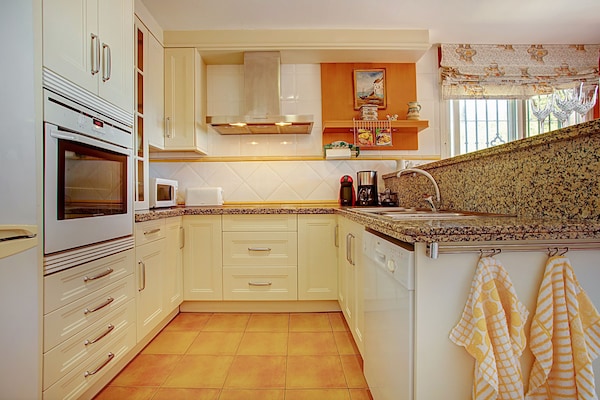 Foto van Villa in Salobrena bij Tropisch Zwembad & Strand - Vakantiehuis in Salobreña - Kitchen