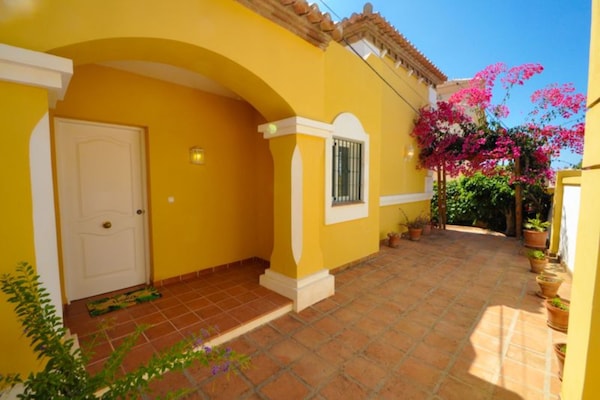 Foto van Villa in Salobrena bij Tropisch Zwembad & Strand - Vakantiehuis in Salobreña - ExteriorSummer