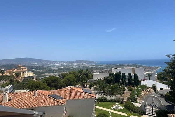 Foto van Villa in Salobrena bij Tropisch Zwembad & Strand - Vakantiehuis in Salobreña - ExteriorSummer