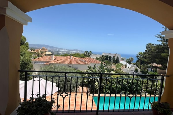 Foto van Villa in Salobrena bij Tropisch Zwembad & Strand - Vakantiehuis in Salobreña - ExteriorSummer