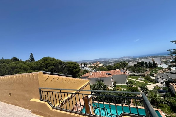 Foto van Villa in Salobrena bij Tropisch Zwembad & Strand - Vakantiehuis in Salobreña - ExteriorSummer