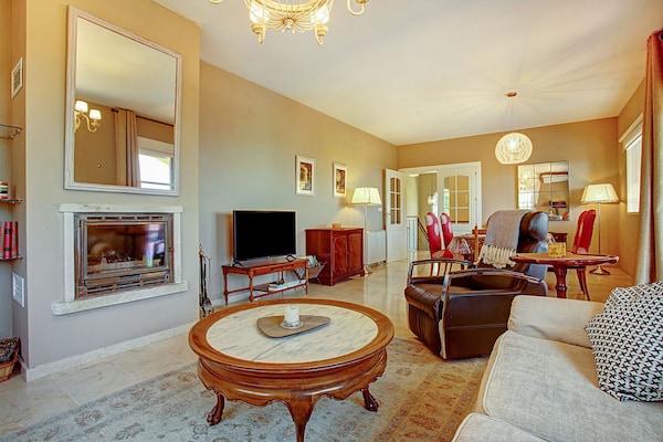 Foto van Villa in Salobrena bij Tropisch Zwembad & Strand - Vakantiehuis in Salobreña - LivingRoom