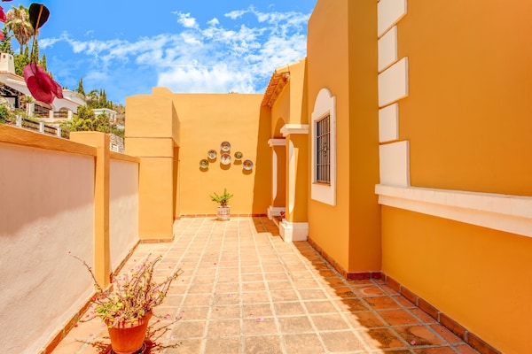 Foto van Villa in Salobrena bij Tropisch Zwembad & Strand - Vakantiehuis in Salobreña - HallReception