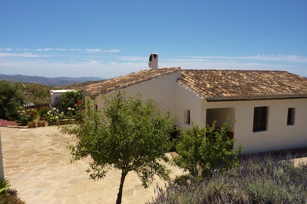 Foto van Villa-ontsnapping op het platteland - Vakantiehuis in Villanueva de la Concepción - ExteriorSummer