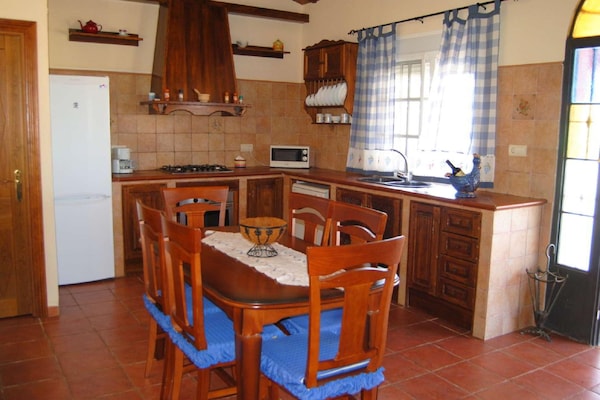 Foto van Villa in Andalusië met prachtig uitzicht - Vakantiehuis in Villanueva de la Concepción - DiningRoom