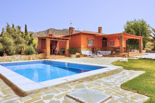 Foto van Villa in Andalusië met prachtig uitzicht - Vakantiehuis in Villanueva de la Concepción - ExteriorSummer