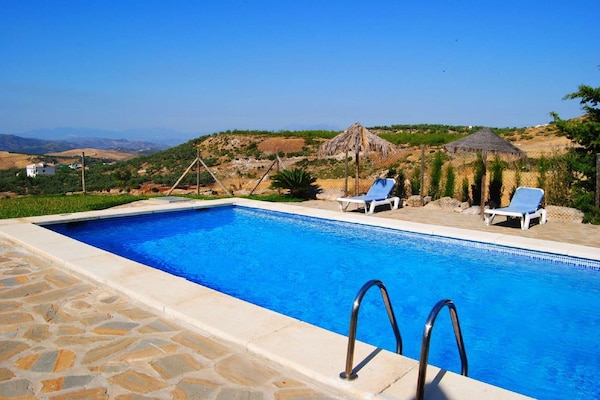 Foto van Villa in Andalusië met prachtig uitzicht - Vakantiehuis in Villanueva de la Concepción - PoolOfHouse