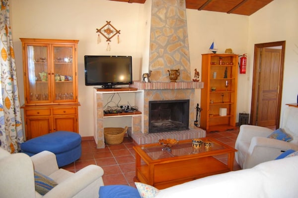 Foto van Villa in Andalusië met prachtig uitzicht - Vakantiehuis in Villanueva de la Concepción - LivingRoom