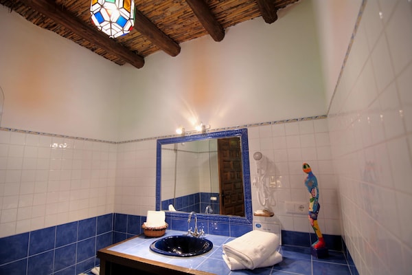 Foto van Cottage in Antequera met zwembad bij El Torcal - Vakantiehuis in Antequera Los Nogales - BathRoom