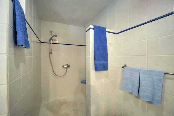 Foto van Vakantiehuis bij El Torcal Villanueva - Vakantiehuis in Antequera - BathRoom