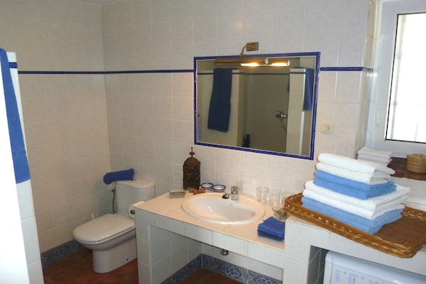 Foto van Vakantiehuis bij El Torcal Villanueva - Vakantiehuis in Antequera - BathRoom