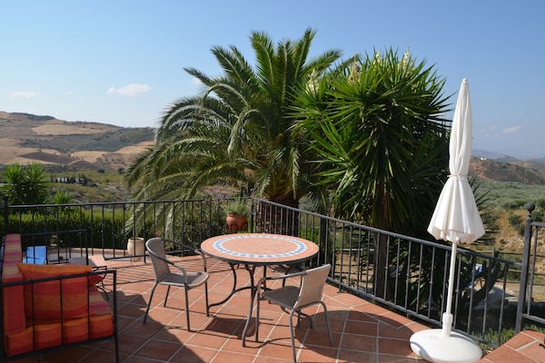 Foto van Vakantiehuis bij El Torcal Villanueva - Vakantiehuis in Antequera - TerraceBalcony