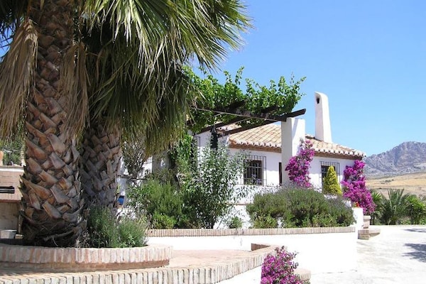 Foto van Vakantiehuis bij El Torcal Villanueva - Vakantiehuis in Antequera - ExteriorSummer