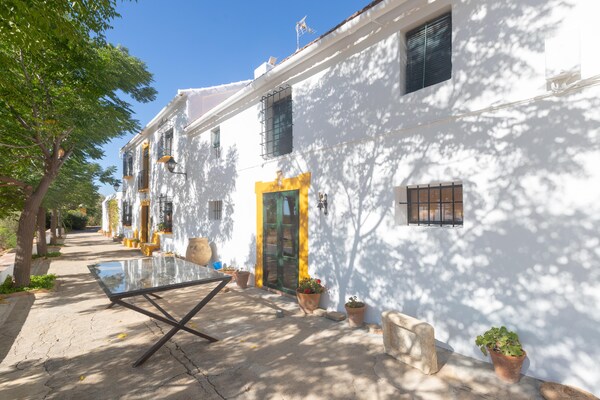Foto van Boerderij met zwembad in Andalusië - Vakantiehuis in Bobadilla - Antequera - TerraceBalcony
