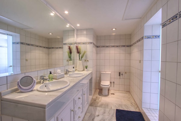 Foto van Appartement aan het strand met jacuzzi en zwembad - Vakantiehuis in Marbella - BathRoom