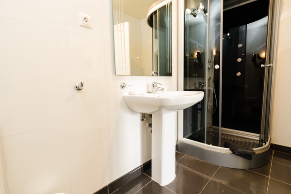 Foto van Villa in Marbella met privézwembad en strand - Vakantiehuis in Marbella - BathRoom