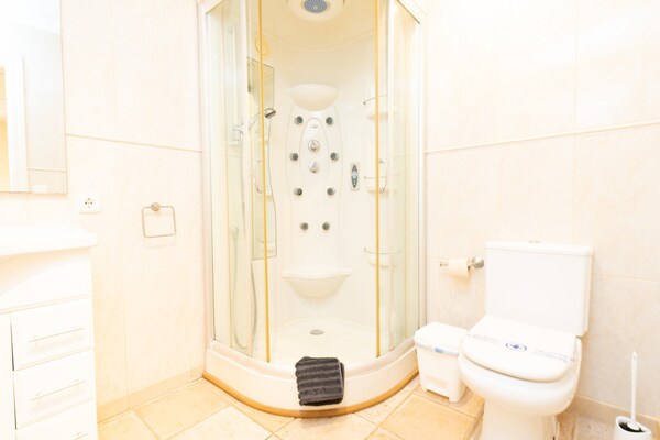 Foto van Villa in Marbella met privézwembad en strand - Vakantiehuis in Marbella - BathRoom