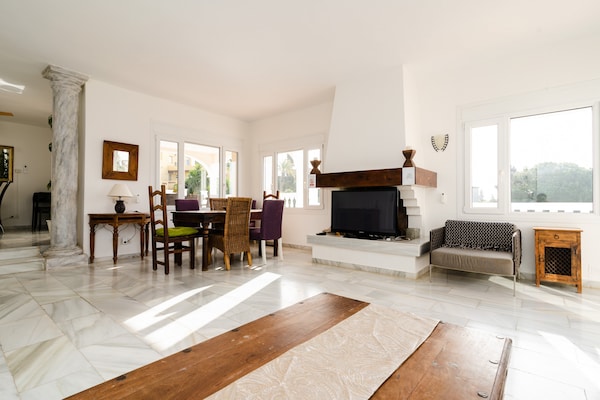 Foto van Villa in Marbella met privézwembad en strand - Vakantiehuis in Marbella - LivingRoom
