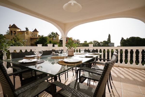 Foto van Villa in Marbella met privézwembad en strand - Vakantiehuis in Marbella - terrace