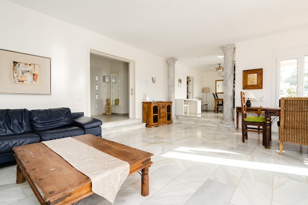 Foto van Villa in Marbella met privézwembad en strand - Vakantiehuis in Marbella - LivingRoom
