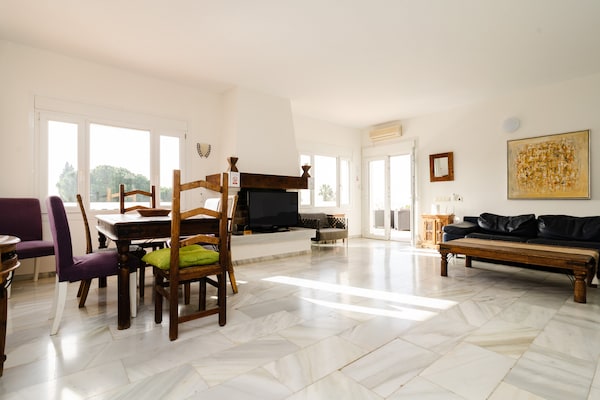 Foto van Villa in Marbella met privézwembad en strand - Vakantiehuis in Marbella - LivingRoom