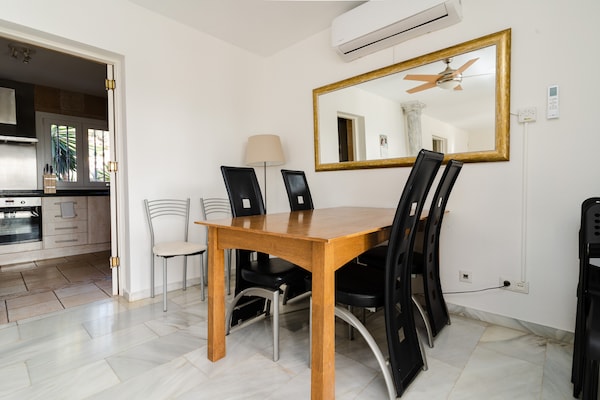 Foto van Villa in Marbella met privézwembad en strand - Vakantiehuis in Marbella - LivingRoom