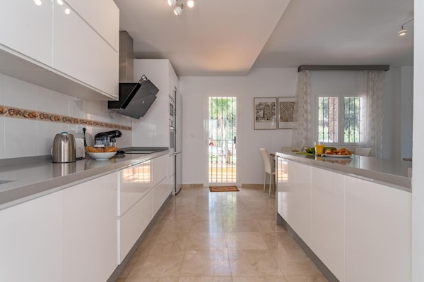 Foto van Faro's Villa Horizonte dichtbij zeestrand - Vakantiehuis in Benalmádena - Kitchen