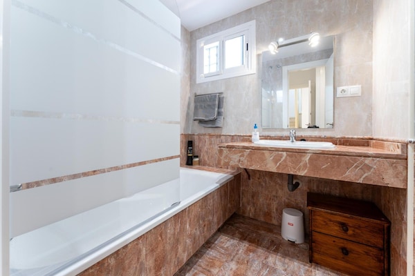Foto van Faro's Villa Horizonte dichtbij zeestrand - Vakantiehuis in Benalmádena - BathRoom