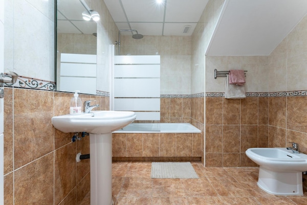 Foto van Faro's Villa Horizonte dichtbij zeestrand - Vakantiehuis in Benalmádena - BathRoom