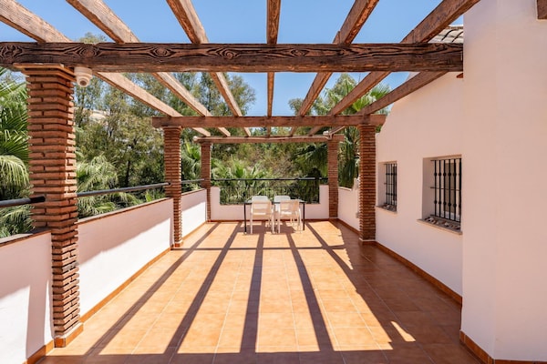 Foto van Faro's Villa Horizonte dichtbij zeestrand - Vakantiehuis in Benalmádena - TerraceBalcony