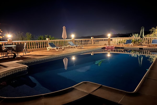 Foto van Villa op de heuvel Torre del Mar - Vakantiehuis in Arenas - PoolOfHouse
