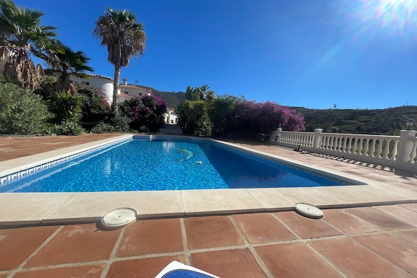 Foto van Villa op de heuvel Torre del Mar - Vakantiehuis in Arenas - PoolOfHouse