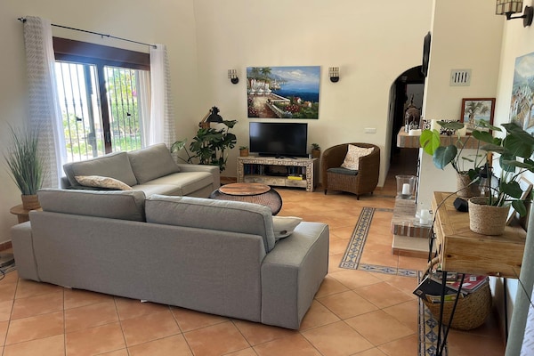 Foto van Villa op de heuvel Torre del Mar - Vakantiehuis in Arenas - LivingRoom