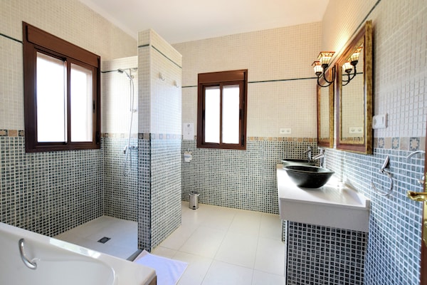 Foto van Villa op de heuvel Torre del Mar - Vakantiehuis in Arenas - BathRoom